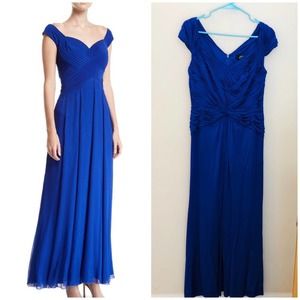 Tadashi Shoji sleeveless pintuck gown blue LP